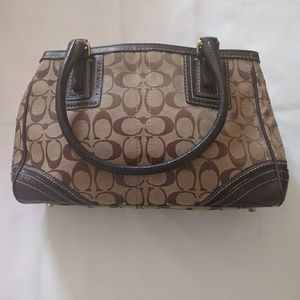 Nice size coach bag good for everyday users